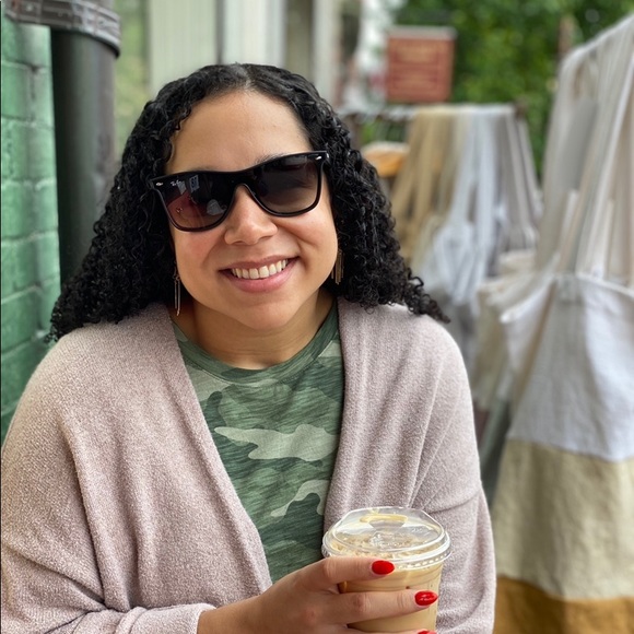 Meet your Posher, Kayla - Picture 3 of 4